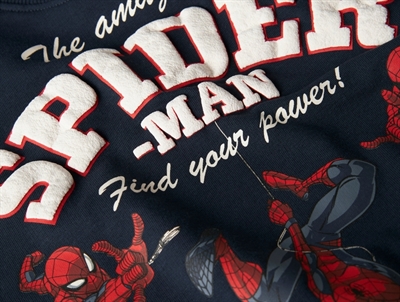 Detalje af Spiderman print på navy sweatshirt fra Name It