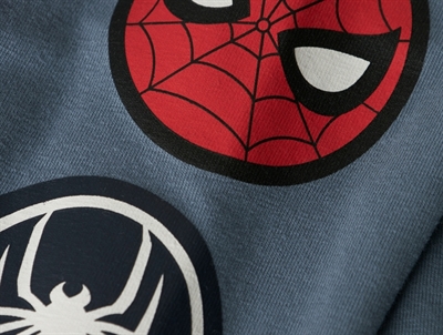 Detalje af Spiderman print på blå natdragt fra Name It