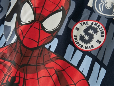 Detalje af Spiderman print på navy natdragt fra Name It
