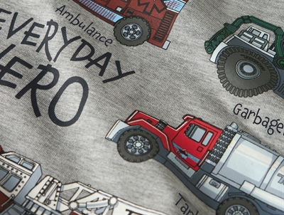 Detalje af Tonka bilprint på grå sweatshirt fra Name It