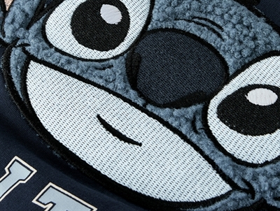 Detalje af Stitch broderi på navy sweatshirt fra Name It