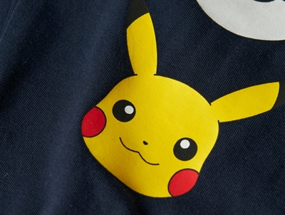 Detalje af Pikachu print på navy natdragt fra Name It