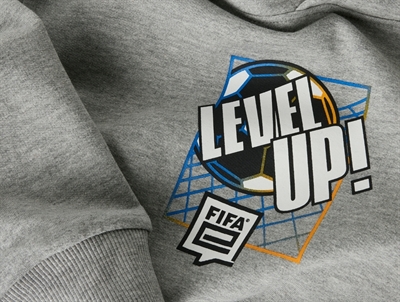 detalje af fifa level up print på grå hoodie fra Name It