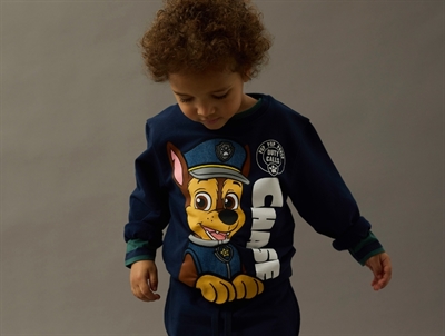 Dreng iført Name It Paw Patrol sweatshirt blå med Chase print 