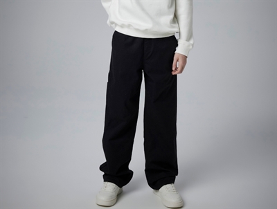 Dreng iført Name It cargo bukser sort