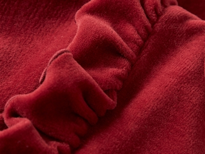 Detalje af blød velour på Lil\' Atelier babykjole i red dahlia