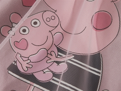 Detalje af Gurli Gris print på lilla kjole fra Name It