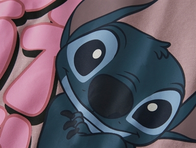 Detalje af Stitch print på lilla natdragt fra Name It