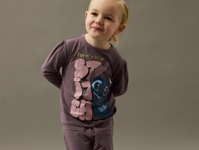 Barn iført lilla Stitch natdragt fra Name It