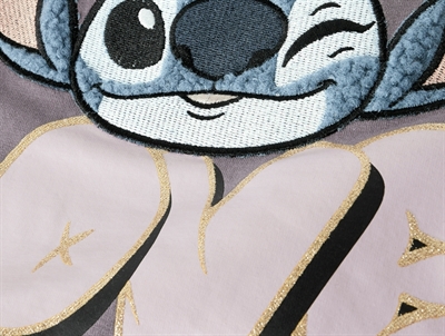 Close-up af broderet Stitch motiv på lilla moonscape sweatshirt  