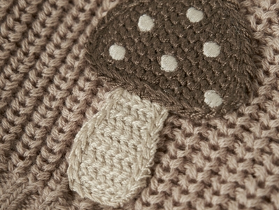 Detalje af svampebroderi på Lil\' Atelier baby cardigan i oxford tan
