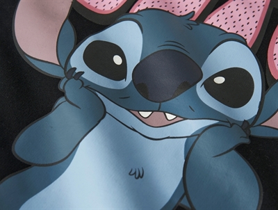 detalje af stitch print på sort sweatshirt fra Name It