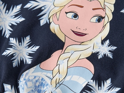 Detalje af Elsa print på navy Frozen kjole fra Name It