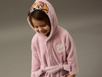 Barn i lilla Paw Patrol badekåbe fra Name It