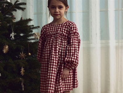 Barn iført Lil\' Atelier ternet kjole i red dahlia med flæser