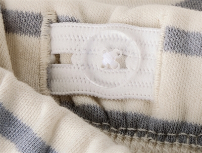 Indvendig justerbar elastic i Lil\' Atelier bukser turtledove med blå striber