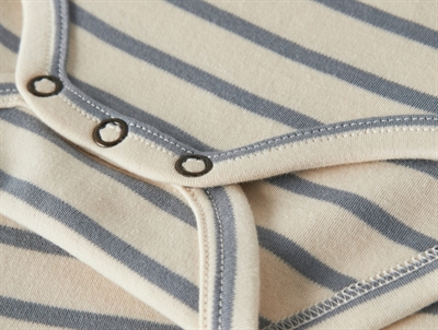 Detalje af trykknapper på Lil\' Atelier body stribet turtledove