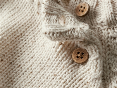 Detalje af knapper ved skulder på Lil\' Atelier striktrøje turtledove