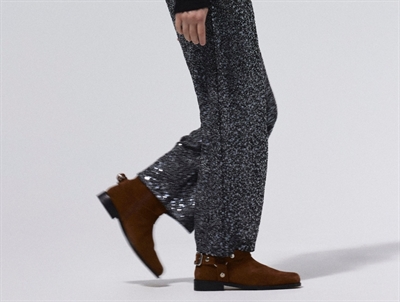 pige iført sorte pailletbukser fra Name It