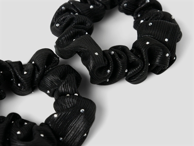 detalje af sorte hårelastikker fra Name It med små sten