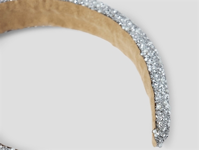 detalje af soelv haarboejle fra Name It med perler og sten