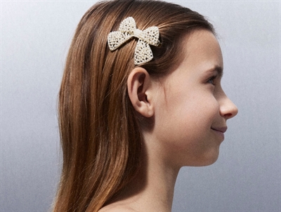 Pige med hårspænde med perler i hvid fra Name It