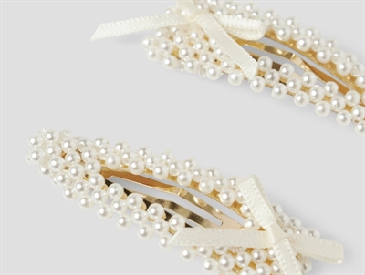 Detaljebillede af hårspænder i hvid fra Name It med perler og sløjfe