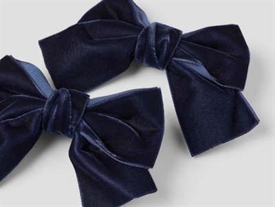 Detalje af blå velour hårspænder fra Name It 2-pak