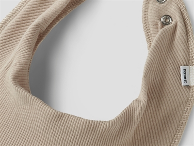 Detalje af cementfarvet savlesmæk i rib fra Name It 3-pak