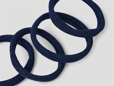 Detaljebillede af hårelastikker fra Name It i mørkeblå med glimmer