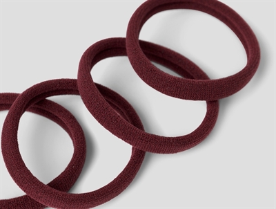 Detaljebillede af hårelastikker fra Name It i bordeaux med glimmer