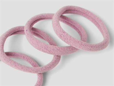 Detaljebillede af hårelastikker fra Name It i lys lilla med glimmer