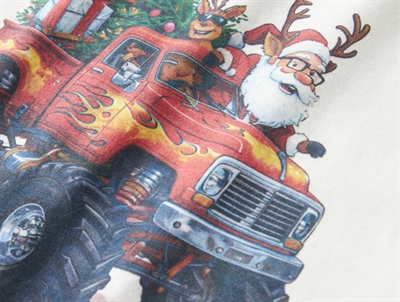 Detalje af julemand print på hvid bluse fra Name It