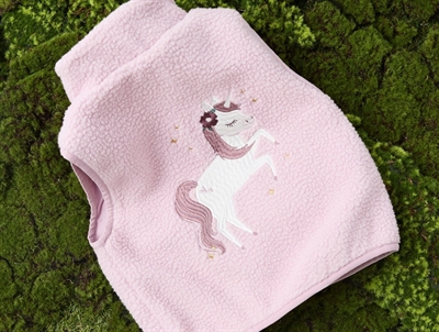 Name It teddyvest i rosa nuance på græs med enhjørning motiv på ryggen