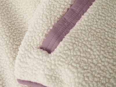 Name It teddy vest i råhvid nuance med lilla lomme detalje  