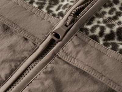 Name It fleecejakke i beige nuance med leopardprint og lynlåsdetalje  