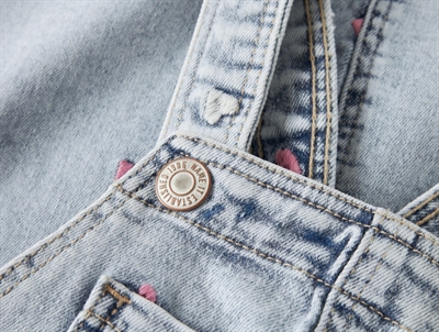 Name It denimkjole light blue bleached denim med hjerterName It denimkjole i lys blå nuance med hjertebroderi