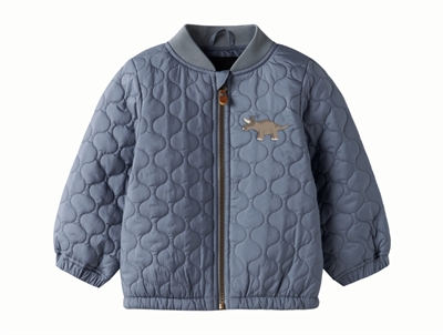 Name It quiltet jakke i blå nuance med dinosaurmotiv foran