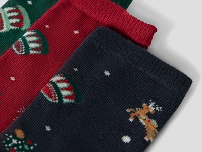 Detalje af juleprint på strømper fra Name It i navy og rød