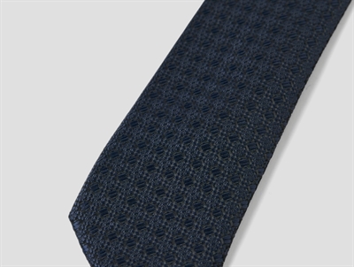 Nærbillede af slips fra Name It i mørkeblå satin med velcrolukning