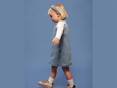 NAME IT denimkjole i blå nuance medium blue denim på model