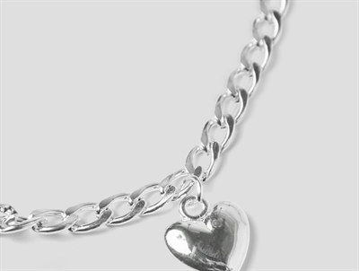 Detaljebillede af halskæde fra Name It i sølv med hjertevedhæng