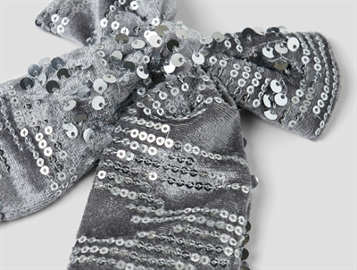 Detaljebillede af hårsløjfe fra Name It i grå med pailletter
