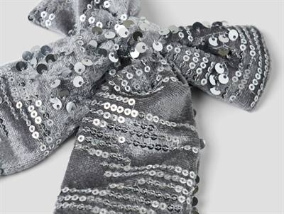 Detaljebillede af hårelastik fra Name It i grå med pailletsløjfe