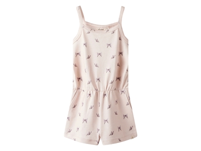 Lil' Atelier jumpsuit i sart rosa nuance med sommerfugleprint set forfra