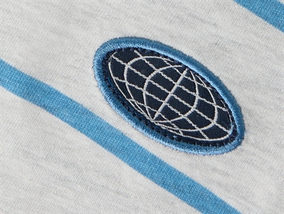 Name It t-shirt i lysegrå nuance light grey melange med broderet badge