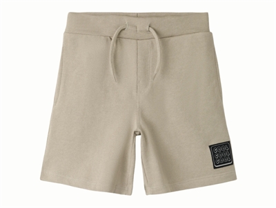 Name It sweatshorts i beige nuance aluminium med badge foran