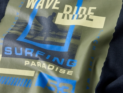 Name It t-shirt i navy nuance salute med stort print på ryggen