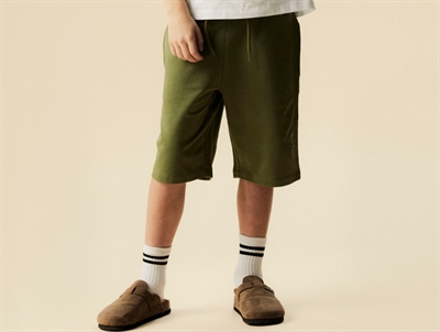 Name It sweatshorts i grøn nuance olivine set på model