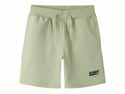 Name It sweatshorts i lysegrøn nuance swamp med print på benet